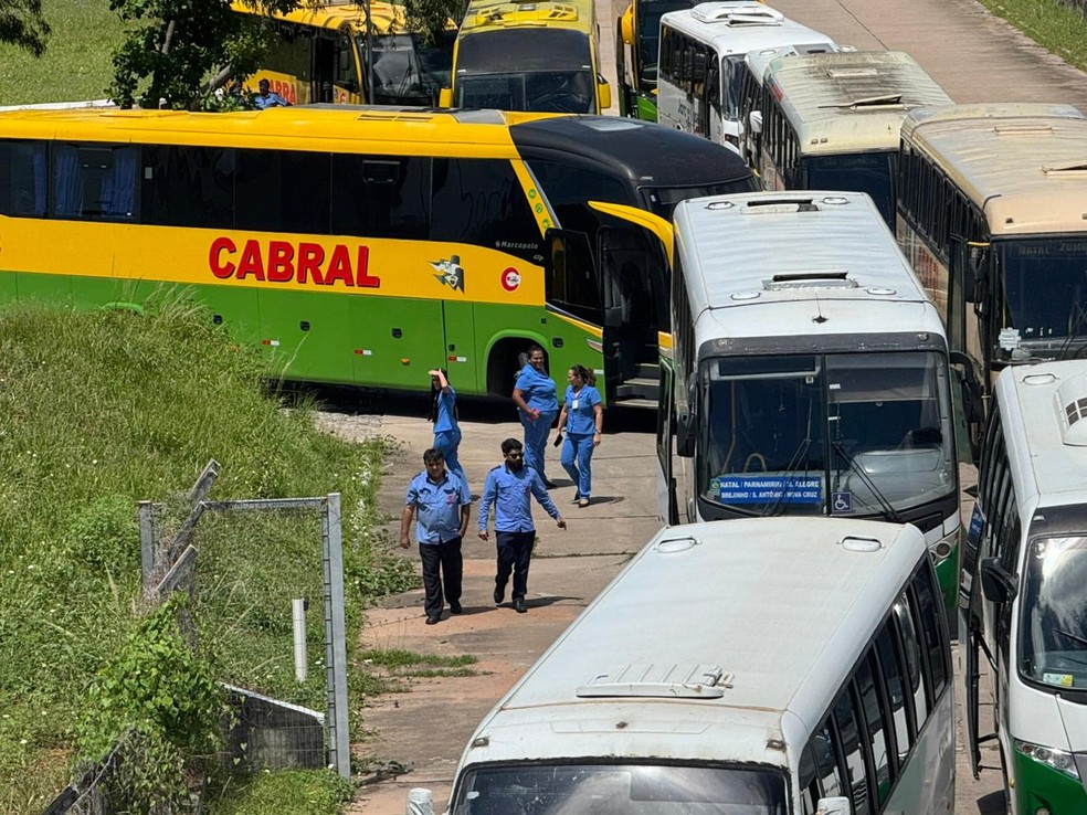 Motoristas de ônibus paralisam atividades na Rodoviária de Natal — Foto: Sérgio Henrique Santos/Inter TV Cabugi