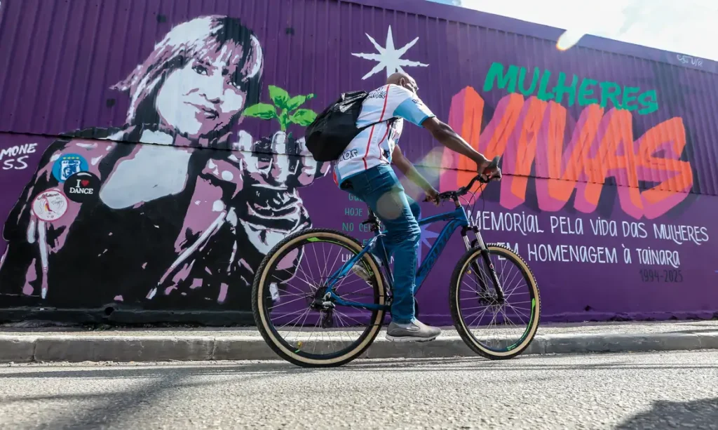 Sao Paulo (SP)-01/03/2026.  
Um ato no domingo em memória de Tainara Souza
Santos, de 31 anos, que morreu após ser atropelada e arrastada pelo ex-companheiro em São Paulo, irá marcar o início das mobilizações pelo Dia Internacional das Mulheres. 
Organizado pelo Ministério das Mulheres, o local escolhido para o ato é a Marginal Tietê, na zona norte da cidade de São Paulo, onde Tainara foi agredida, atropelada pelo ex-companheiro Douglas Alves da Silva e arrastada por mais de 1 quilômetro ao ficar presa ao carro dele, em 29 de novembro do ano passado. O ato contou com a presença das
ministras Márcia Lopes, Marina Silva , Sônia Guajajara e do Ministro Paulo Teixeira e a mãe Luciane ( mãe da vítima Taynara). Foto: Paulo Pinto/Agência Brasil