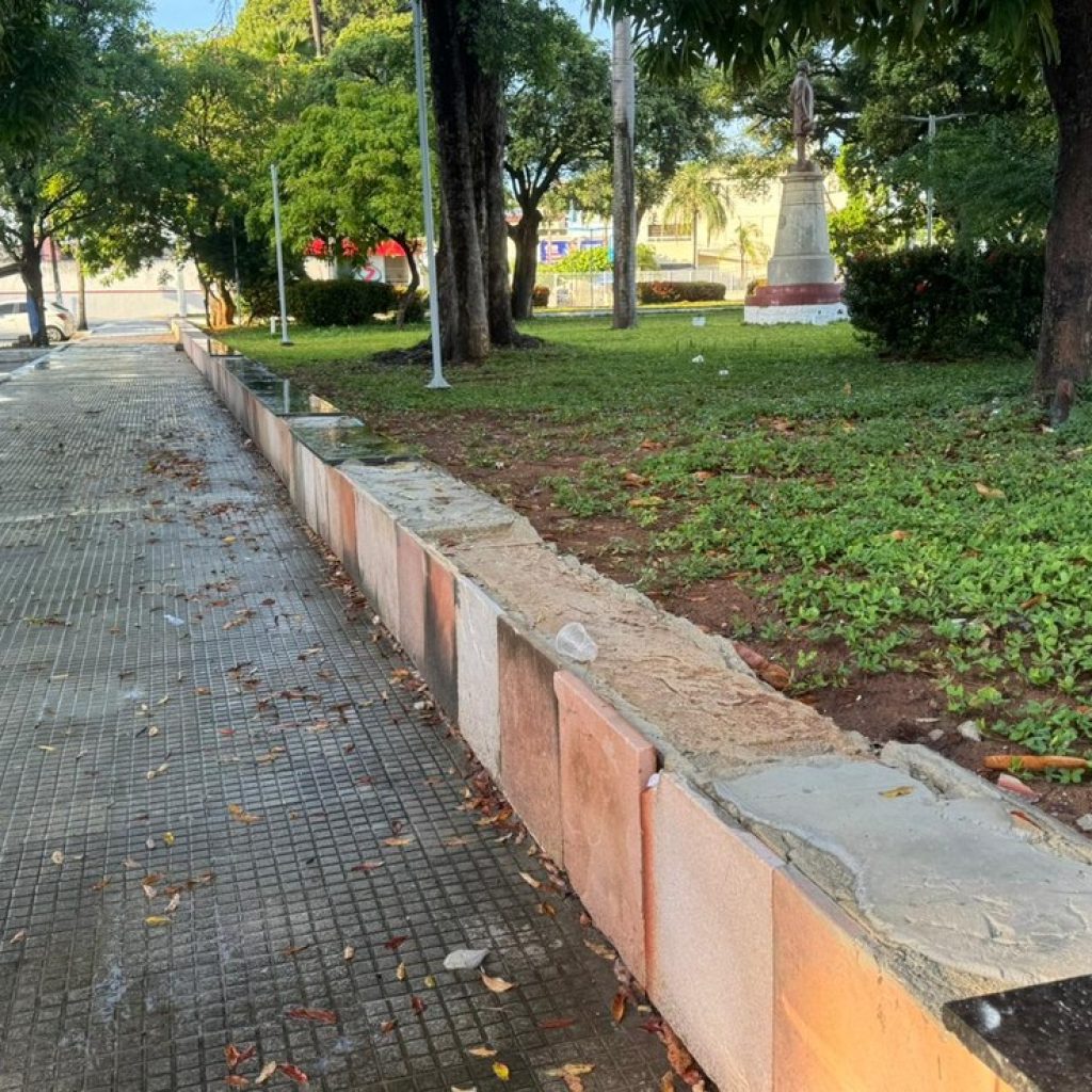 Praça inaugurada há pouco mais de um mês está depredada em Natal — Foto: Sérgio Henrique Santos/Inter TV Cabugi