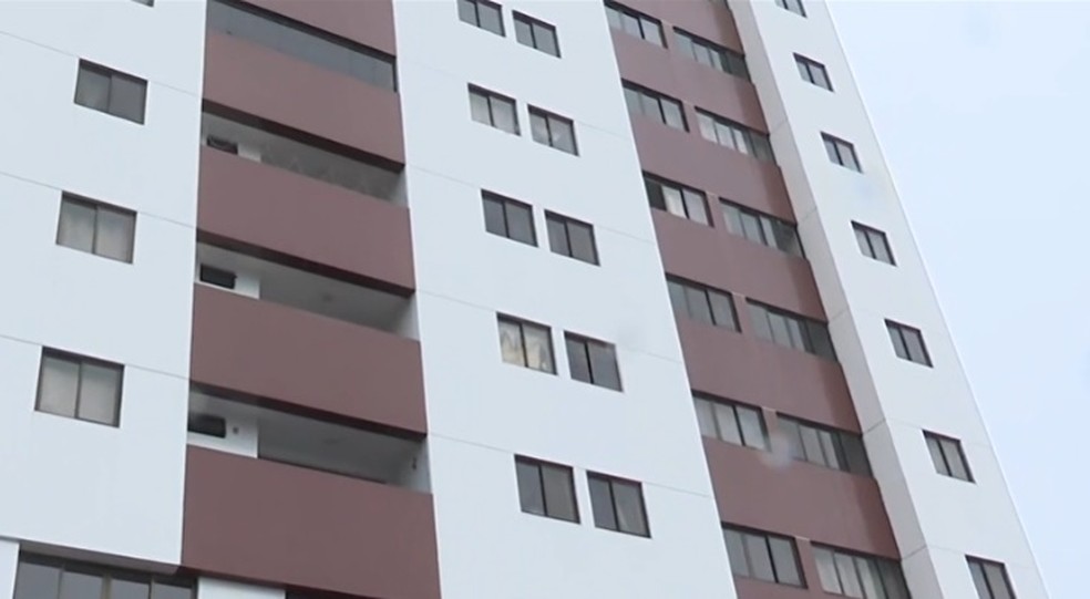 Prédio onde mora vereadora alvo de operação da Polícia Civil — Foto: Reprodução/TV Cabo Branco