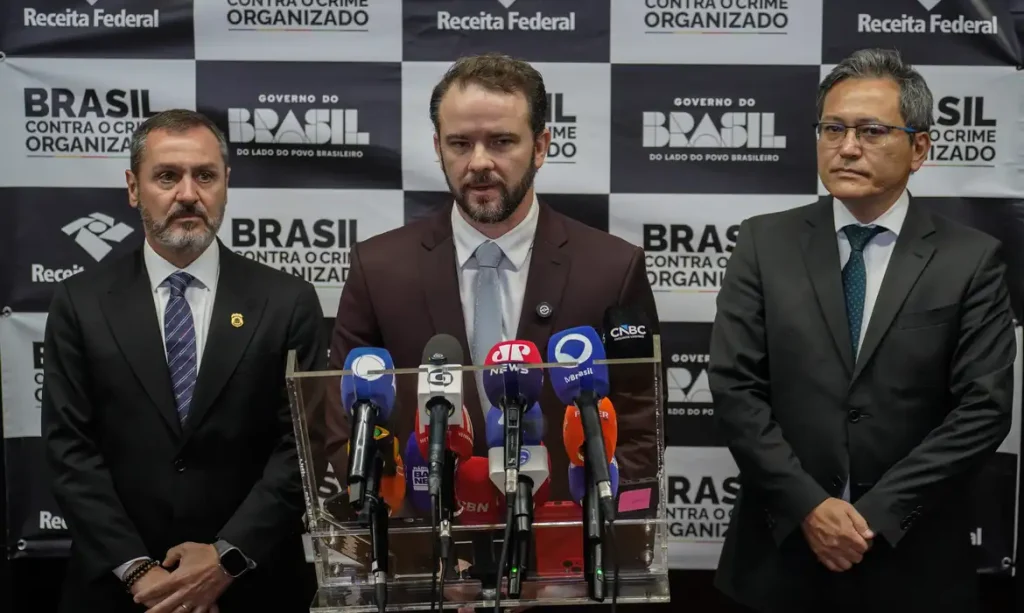 10/04/2026 - Brasília/DF - O ministro da Fazenda, Dario Durigan, anuncia a Cooperação Mútua entre a Receita Federal do Brasil (RFB) e o U.S. Customs and Border Protection (CBP), agência de fronteiras dos Estados Unidos, para o combate ao crime transnacional.  Na foto o Diretor-Geral da Polícia Federal, Andrei Rodrigues, o ministro da Fazenda, Dario Durigan, e o secretário especial da Receita Federal, Robinson Barreirinhas.  Foto: Rafa Neddermeyer/Agência Brasil