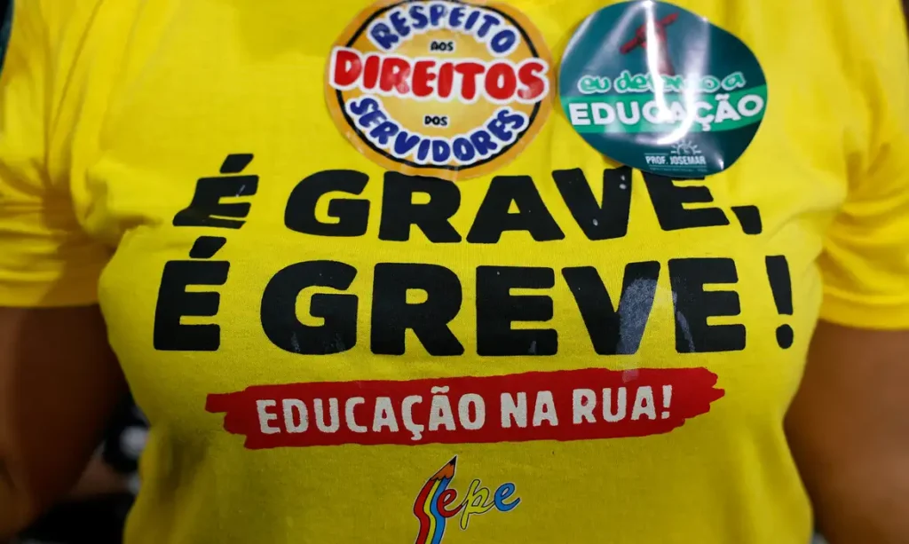 Rio de Janeiro (RJ), 04/12/2024 - Professores municipais votam em assembleia, na quadra da  Escola de Samba São Clemente, pela continuação da greve e contra o projeto de lei complementar que propõe mudanças no regime de trabalho e nas contratações no funcionalismo municipal (PLC 186/2024). Foto: Tânia Rêgo/Agência Brasil