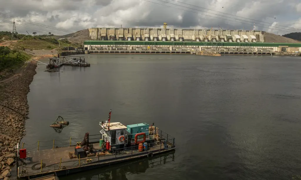 Altamira (PA), 22/12/2025 - - Retrospectiva 2025 - Foto feita em 08/01/2025 - No dia 5 de maio de 2016, foi inaugurada a Usina Hidrelétrica (UHE) Belo Monte. Localizada no Rio Xingu, no Pará, sua capacidade instalada é de 11.233,1 MW, sendo reconhecida como a maior hidrelétrica 100% brasileira.
O empreendimento utiliza, em seu reservatório principal, uma tecnologia preservacionista conhecida como fio d’água, o monitoramento das estruturas, previsto no Plano, é um dos mais bem equipados do país. Dispondo de 1.976 instrumentos, de 12 diferentes tipos, realiza-se uma avaliação periódica ao desempenho das estruturas de concreto dos 28 diques que conformam o Reservatório Intermediário e das barragens de Pimental e Belo Monte.
Foto: Joédson Alves/Agência Brasil