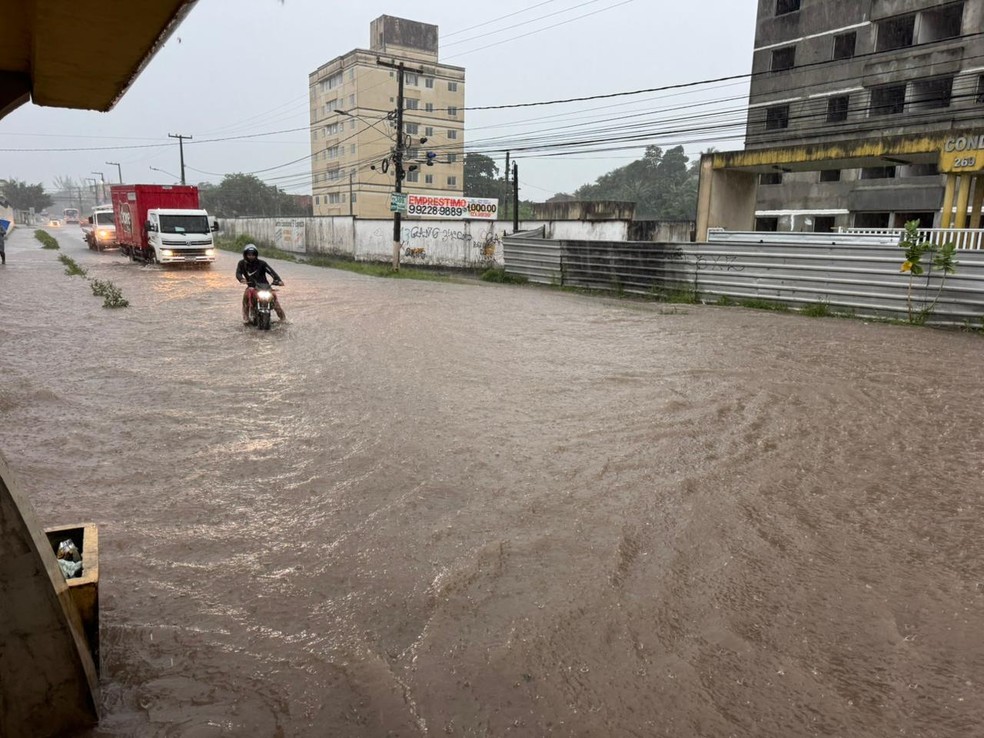 Rua Antônio Freire de Lemos, no bairro Planalto, alagada nesta sexta (24) em Natal — Foto: Sérgio Henrique Santos/Inter TV Cabugi