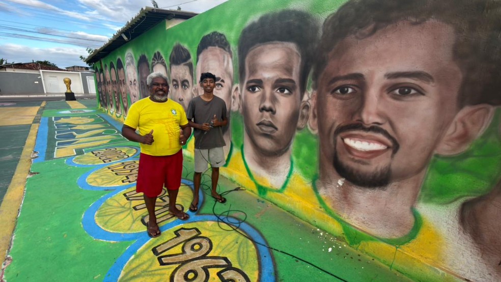 Pai e filho são responsáveis por pinturas na Rua da Copa em Macaíba — Foto: Kleber Teixeira/Inter TV Cabugi