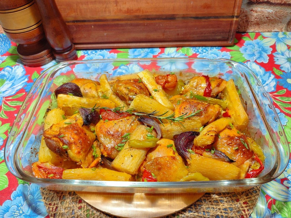 Sobrecoxas ao forno com macaxeira: veja como preparar — Foto: Inter TV Costa Branca