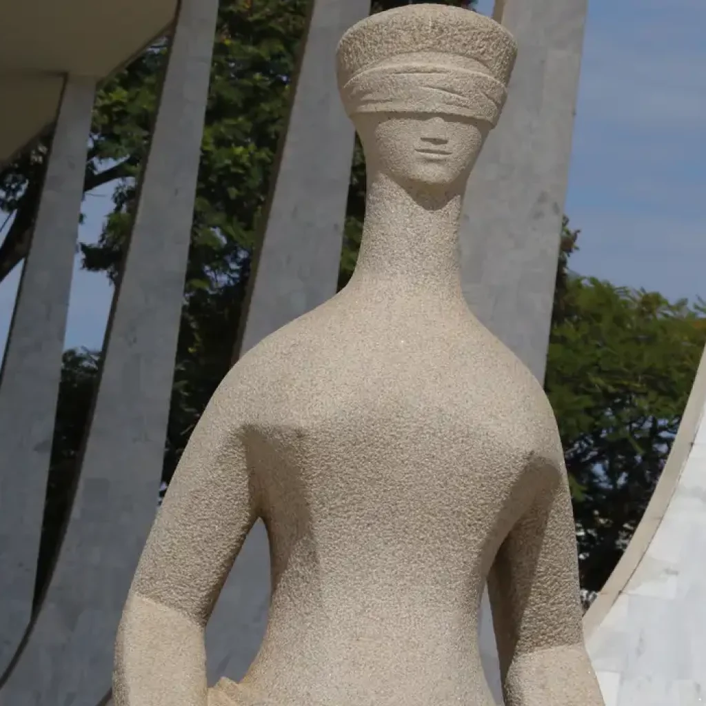 A Justiça é uma escultura localizada em frente ao prédio do Supremo Tribunal Federal, na Praça dos Três Poderes, em Brasília, no Distrito Federal