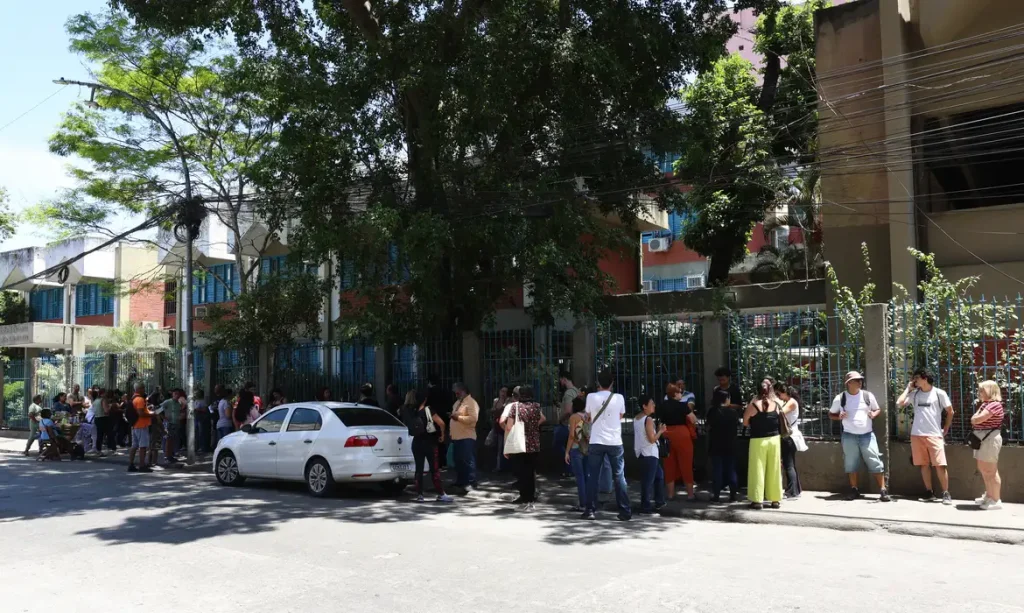 Rio de Janeiro (RJ), 26/10/2025 - Professores chegam ao Colégio Estadual Julia Kubitschek para a realização Prova Nacional do Docente (PND). Foto: Tomaz Silva/Agência Brasil