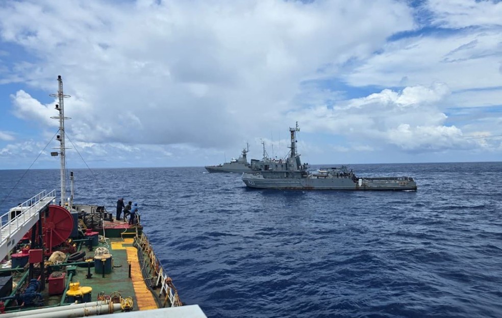 Navios foram realizar o resgate da embarcação africana — Foto: Divulgação/Marinha do Brasil