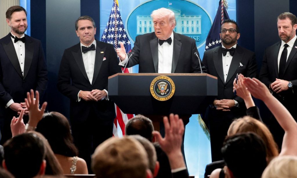 Presidente Donald Trump fala com jornalistas na Casa Branca após ataque a tiros nas proximidades de hotel em Washington