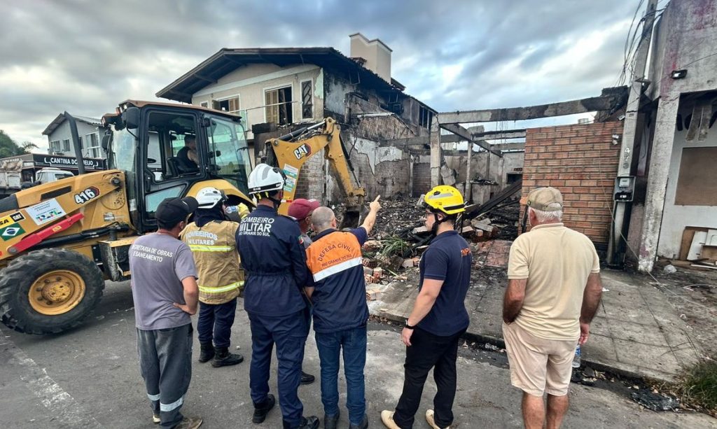 Avião cai sobre restaurante vazio no Rio Grande do Sul.