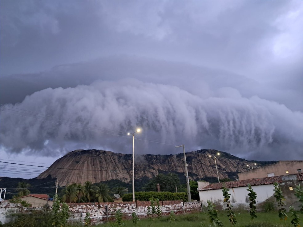 Nuvem com formato incomum chamou atenção de moradores em Patu, RN — Foto: Redes sociais