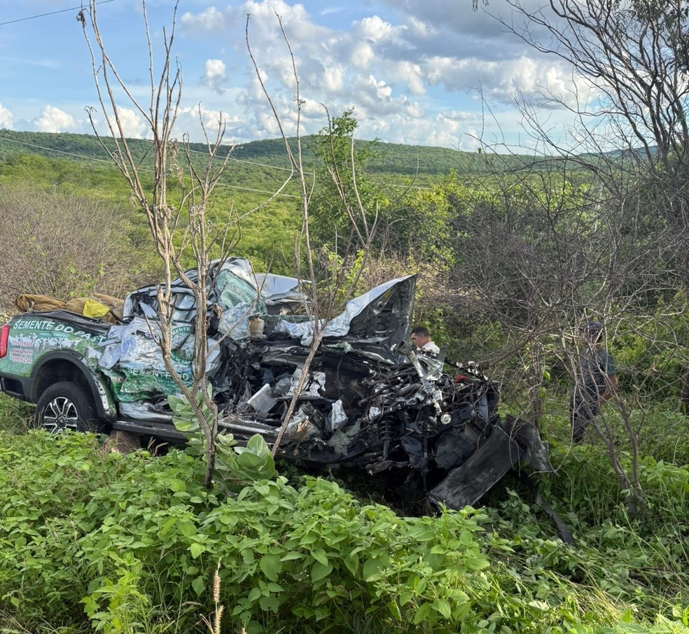 Dois homens morrem em acidente envolvendo caminhão e caminhonete, na BR-104, em Alcantil, na Paraíba — Foto: TV Paraíba