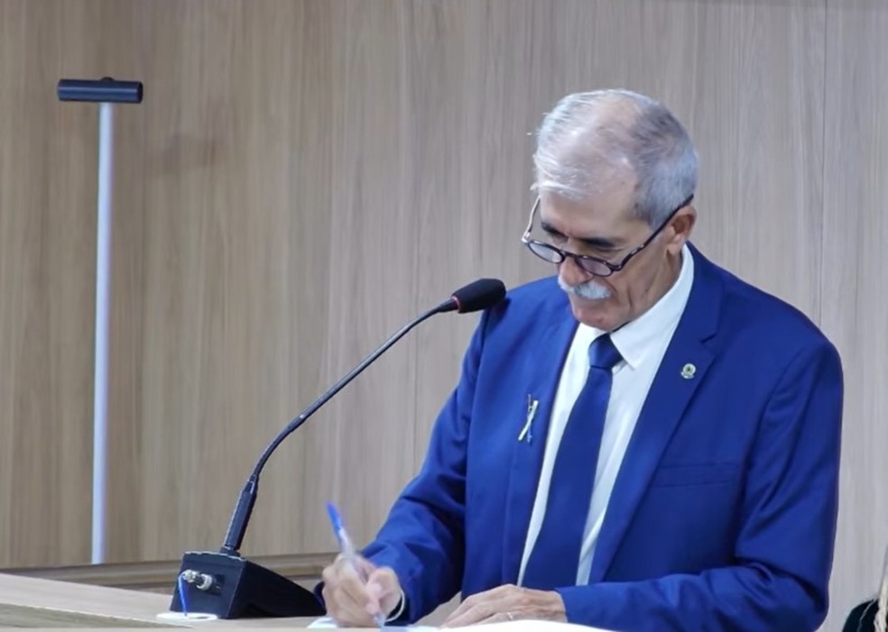 José Pereira, presidente da Câmara Municipal, toma posse como prefeito interino de Cabedelo, na PB — Foto: Youtube/Câmara de Cabedelo