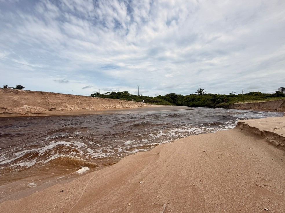 'Enxurrada' de água escura é registrada desaguando em praia da grande João Pessoa — Foto: Zuila David/TV Cabo Branco