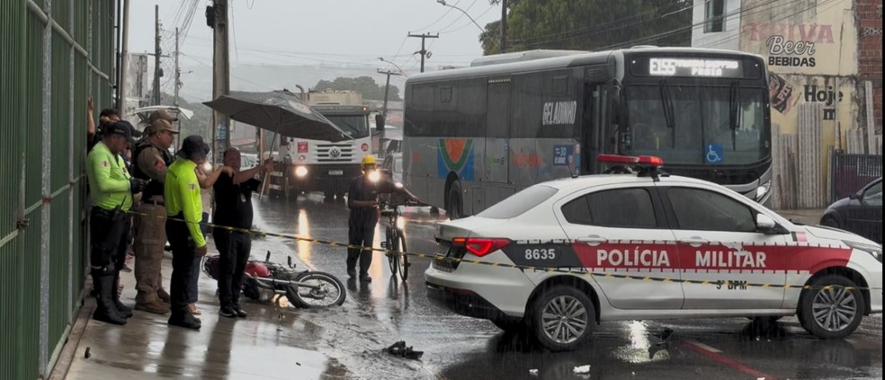 Discussão de trânsito entre motorista de ônibus e motociclista termina com um morto e dois feridos, em João Pessoa — Foto: Diogo Pinheiro/TV Cabo Branco
