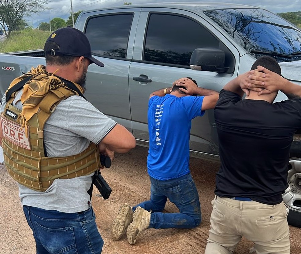 Momento em que suspeitos foram presos — Foto: Divulgação/Polícia Civil