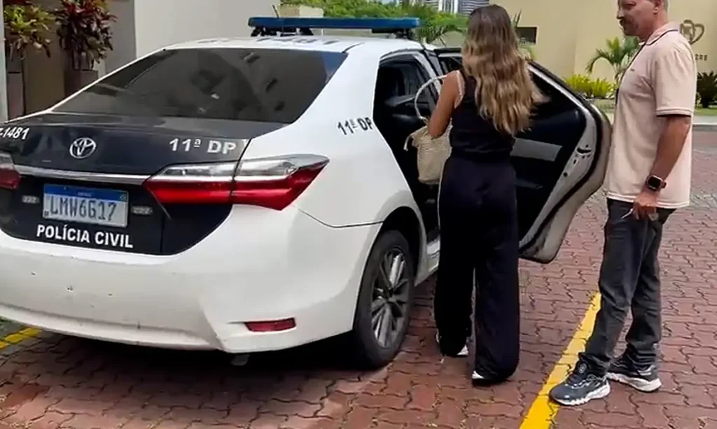 06/02/2026 - Agostina Páez, de 29 anos, acusada de injúria racial contra funcionários em um bar de Ipanema é acompanhada pela Polícia Civil do Rio de Janeiro. Foto: Frame/Polícia Civíl do Rio de Janeiro