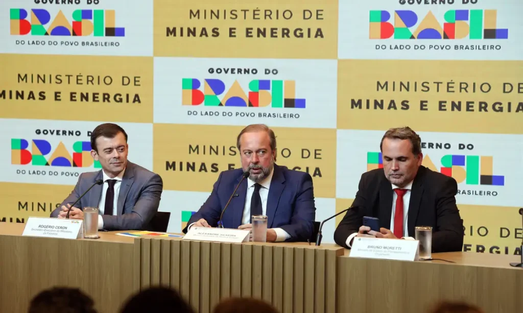 Brasília (DF), 13/05/2026 - Secretário-Executivo do Ministério da Fazenda, Rogério Ceron, o ministro de Minas e Energia, Alexandre Silveira, e o ministro do Planejamento e Orçamento, Bruno Moretti, durante coletiva para anunciar novas ações de enfrentamento aos efeitos da guerra sobre o setor de combustíveis no Brasil. Foto: Valter Campanato/Agência Brasil
