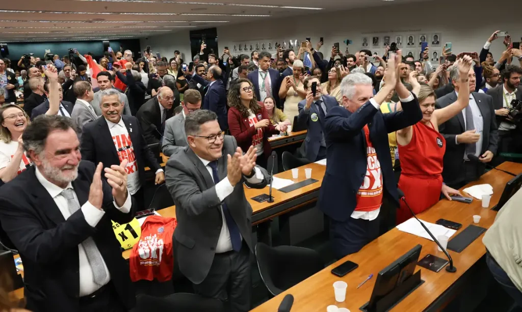 Brasília – DF- 27/05/2026 – Reunião da Comissão Especial da Câmara sobre o Fim da Escala 6x1 para votar o relatório final da proposta de emenda à Constituição (PEC 221/2019) que reduz a jornada de trabalho a 36 horas semanais em 10 anos. O relator do texto é o deputado Leo Prates (Republicanos-BA). Foto: Lula Marques/Agência Brasil
