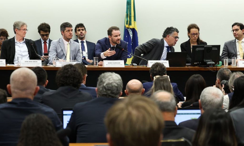 Brasília – DF – 12/05/2026 – Reunião da Comissão Especial da Câmara sobre o Fim da Escala 6x1 para debater os impactos econômicos da redução da escala de trabalho, sem redução de salário. Participou ministro da Fazenda, Dario Durigan. Foto Lula Marques/Agência Brasil