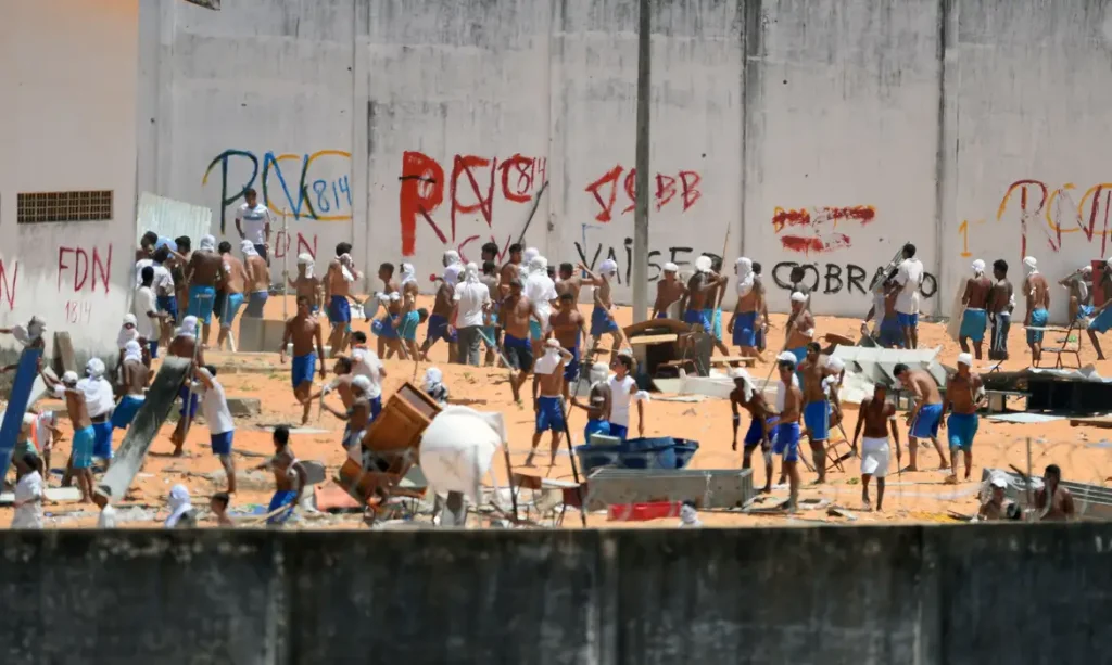 Natal - Policiais do Batalhão de Choque invadem a Penitenciária Estadual de Alcaçuz, no Rio Grande do Norte( Andressa Anholete/AFP/Direitos Reservados )