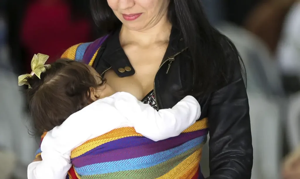 Brasília - Nádia Costa amamenta a filha Rafaela Costa. A secretaria de Saúde do DF e o Metrô-DF promovem atividades para incentivar a amamentação em público e estimular o aleitamento materno (Marcelo Camargo/Agência Brasil)