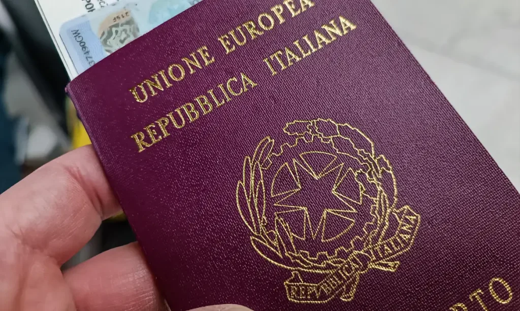 Passaporte italiano. Illustration of Paris Orly International Airport, Orly, France, on December 24, 2024. Italian passport Unione Europea, Repubblica Italiana.
Illustration de l aeroport international de Paris Orly, Orly, France, le 24 decembre 2024. Passport italien Unione Europea, Repubblica Italiana.