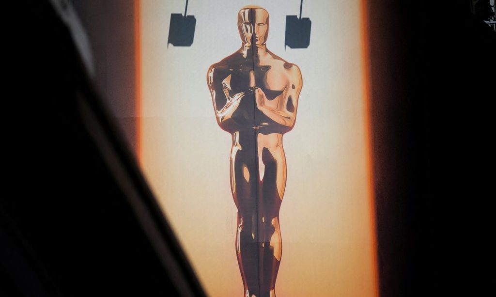 Um grande outdoor com uma estatueta do Oscar se ergue sobre a Hollywood Blvd enquanto trabalhadores se preparavam para o 98º Oscar em Los Angeles, Califórnia, EUA, em 9 de março de 2026. REUTERS/Daniel Cole