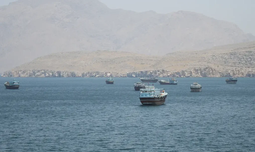 Embarcações no Estreito de Hormuz, Musandam, Omã
8 de maio de 2026
REUTERS/Stringer/ PROIBIDA REPRODUÇÃO.