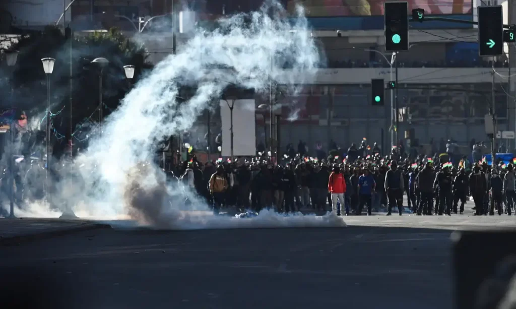 Demonstrators from mining unions face police forces as they protest against President Rodrigo Paz's government amid an ongoing economic and fuel crisis, in La Paz, Bolivia, May 14, 2026. REUTERS/Claudia Morales