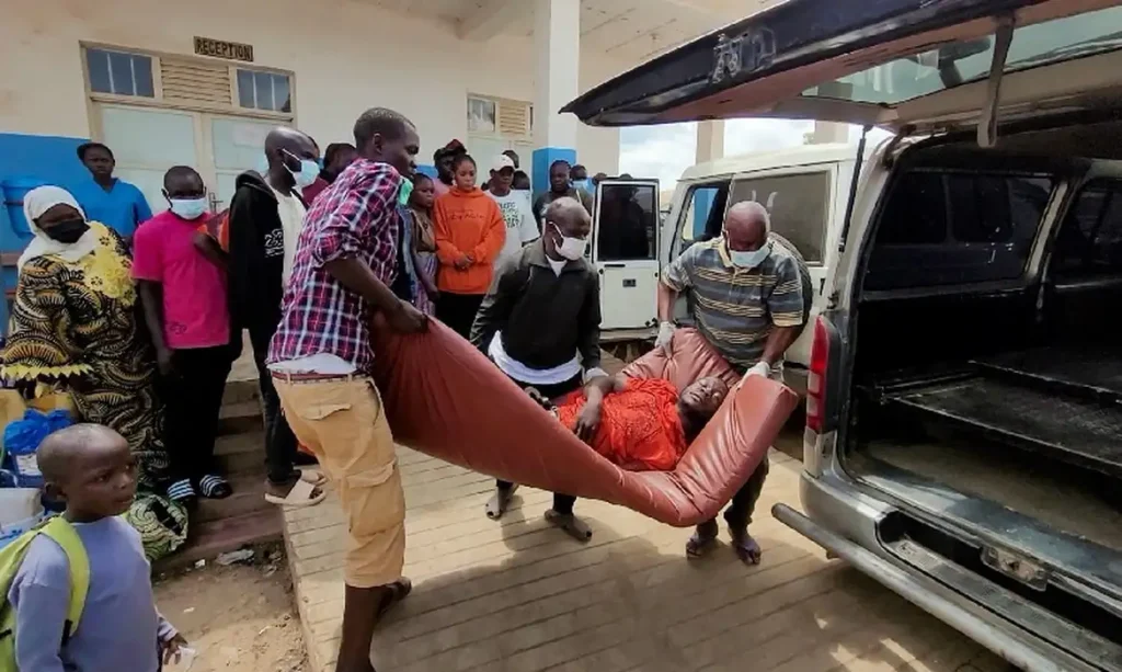 Um homem é carregado de uma ambulância ao chegar ao Hospital Geral de Referência de Bunia após a confirmação de um surto de Ebola envolvendo a cepa Bundibugyo em Bunia, província de Ituri, República Democrática do Congo, em 16 de maio de 2026.  Foto tirada com um telefone celular. REUTERS/Victoire Mukenge
