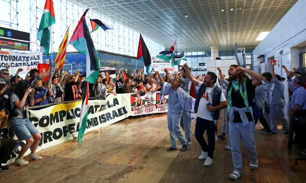 Spanish activists from the Gaza-bound Global Sumud Flotilla, detained by Israeli forces after their vessels were intercepted in international waters in the Mediterranean, arrive at Josep Tarradellas Barcelona-El Prat Airport, in Barcelona, Spain, May 23, 2026. REUTERS/Albert Gea     TPX IMAGES OF THE DAY