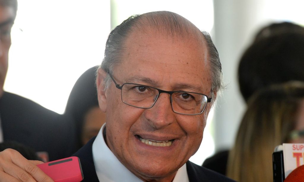 O governador de São Paulo, Geraldo Alckmim, fala à imprensa após audiência com a presidenta Dilma Rousseff, no Palácio do Planalto (Wilson Dias/Agência Brasil)