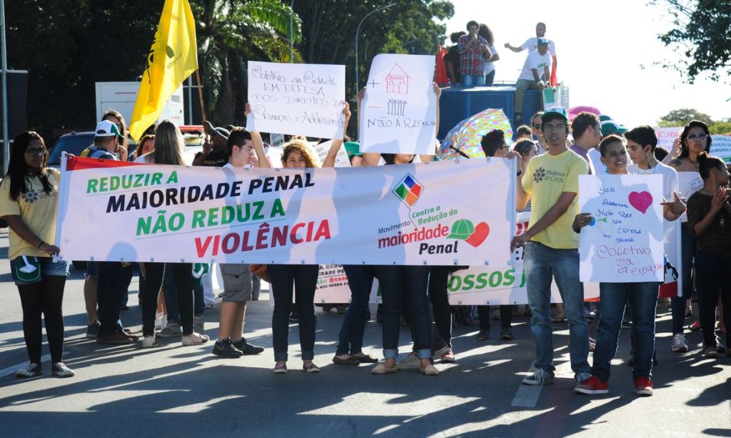 Ativistas, conselheiros tutelares, coletivos, fóruns e organizações da sociedade civil participam de caminhada contra a redução da maioridade penal, na Esplanada dos Ministérios (José Cruz/Agência Brasil)