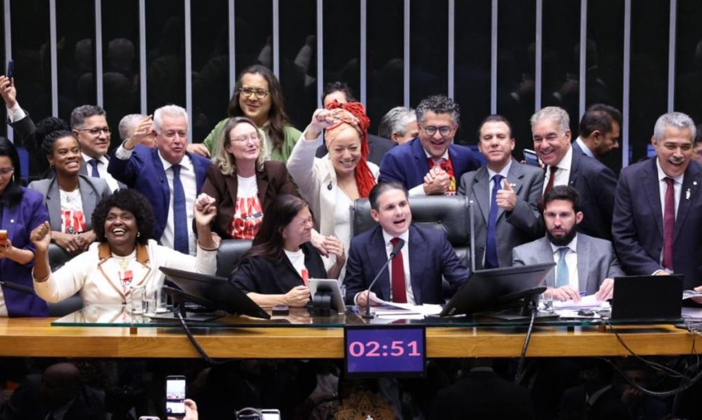 Câmara aprova fim da escala 6x1 e redução da jornada de trabalho