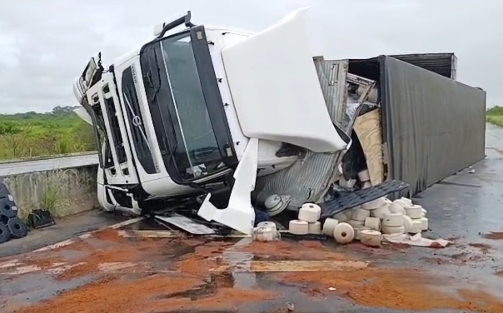 Caminhão tombou na pista em Macaíba — Foto: Brunno Rocha/Inter TV Cabugi