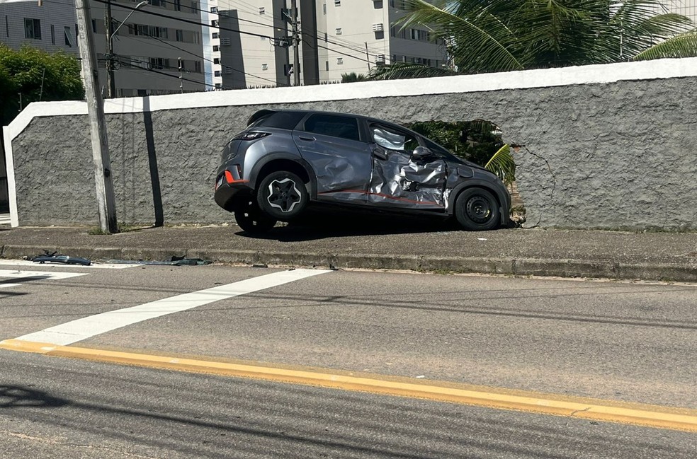 Carro bateu e derrubou parte de muro após ser atingido por caminhonete em Natal — Foto: Philipe Salvador/Inter TV Cabugi