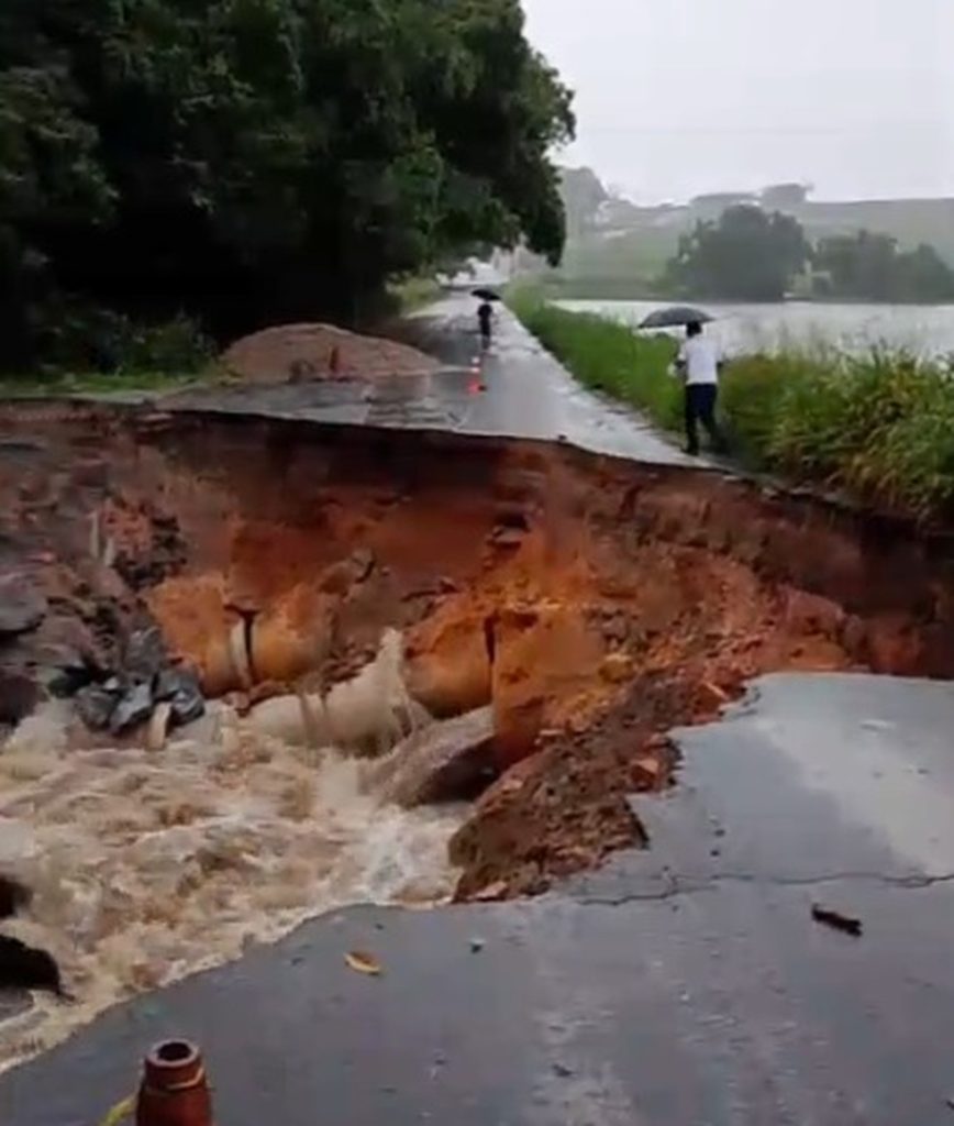 Cratera que se abriu na PB-032 aumenta após fortes chuvas e faixa da via é totalmente interditada — Foto: Flávio Fernandes/TV Cabo Branco