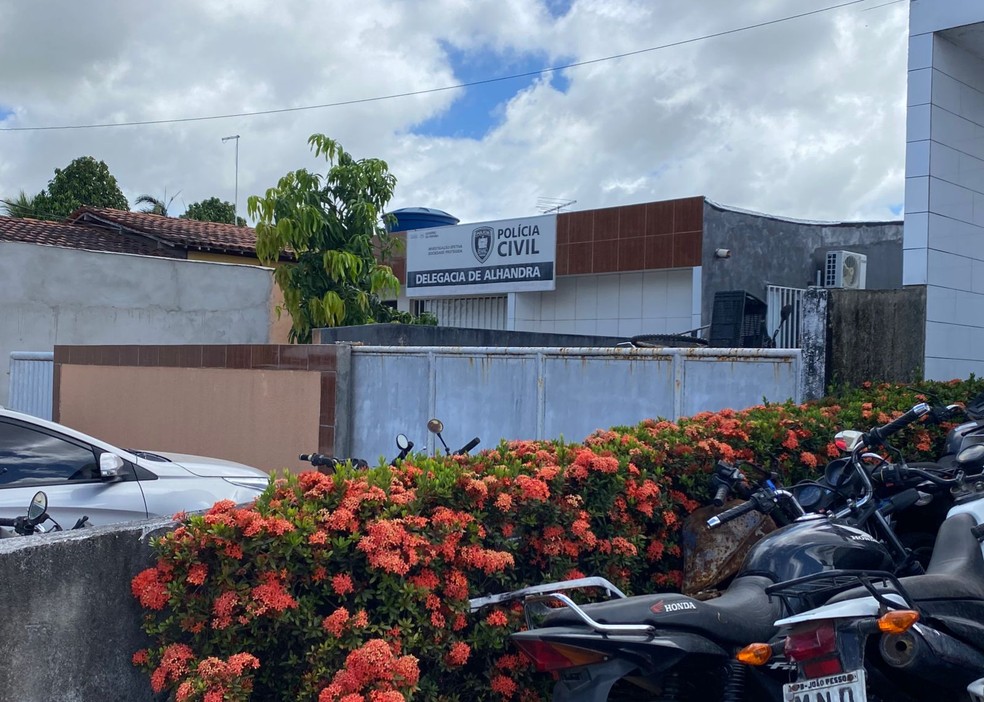 Presos e materiais foram levados para a Delegacia de Alhandra, no Litoral Sul da Paraíba — Foto: Antônio Vieira