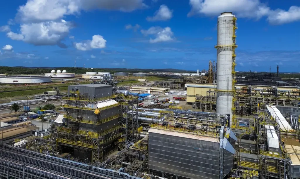 Ipojuca (PE) 01/11/2024 – A unidade U-93, de abatimento de emissões de gases SNOX na Refinaria Abreu e Lima (RNEST), da Petrobras, transforma óxido de enxofre e óxido de nitrogênio em ácido sulfúrico, a ser comercializado. Foto: Fernando Frazão/Agência Brasil
