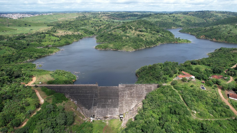 Atualmente, paredão da barragem de Camará conta com 43 metros de altura e mais de 130 toneladas de concreto. — Foto: Reprodução/TV Cabo Branco