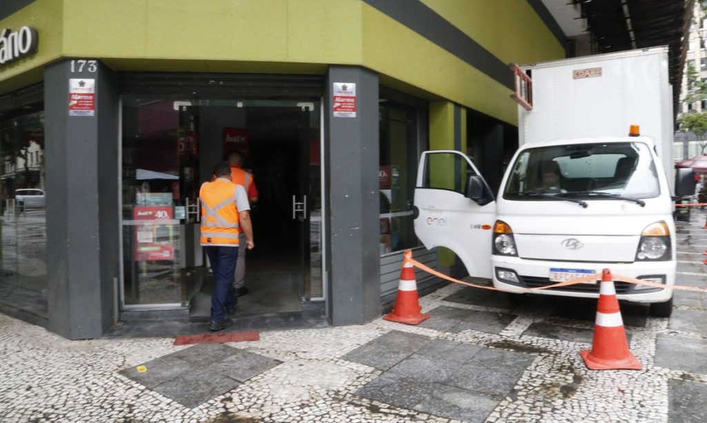 São Paulo (SP) 22/03/2024 - Uma série de apagões continuam a afligir a cidade de SP. Hoje, unidades do SESC 24 de Maio e 14 Bis avisaram seus clientes e frequentadores que não vão abrir por causa da falta de energia. Lojas fechadas na Rua Barao de Itapetininga e bares funcionando a luz de velas.
Foto: Paulo Pinto/Agência Brasil