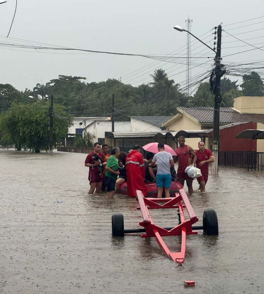 Família resgatada em Santa Rita — Foto: Karine Tenório/TV Cabo Branco