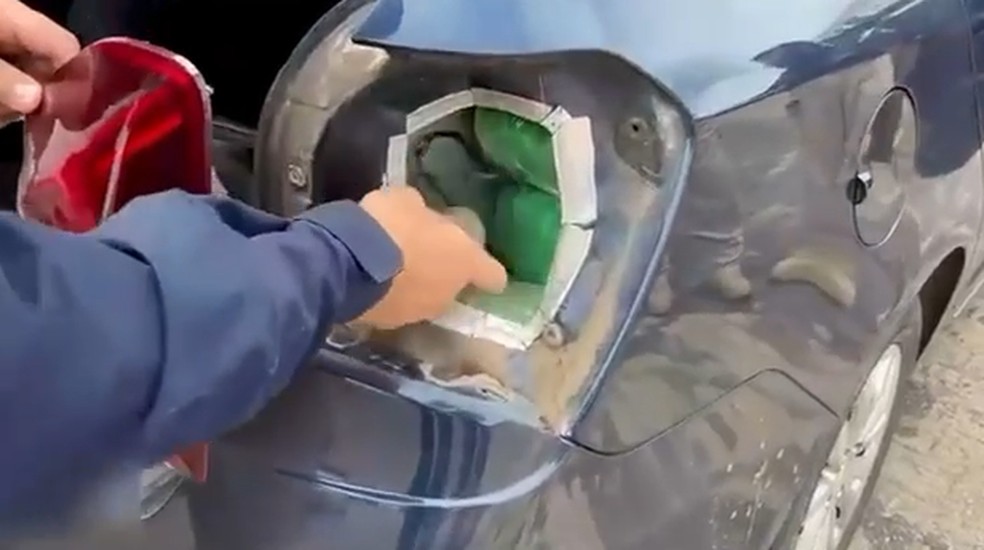 Droga foi encontrada dentro de farol de carro, na Paraíba — Foto: PRF