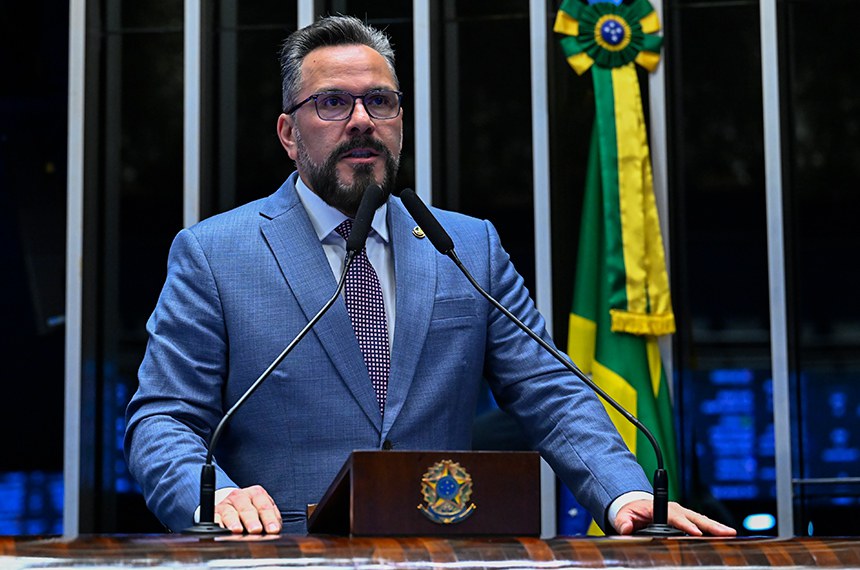 À tribuna, em discurso, senador Alan Rick (Republicanos-AC).