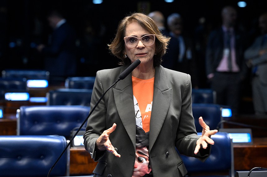 Em pronunciamento, à bancada, senadora Damares Alves (Republicanos-DF).