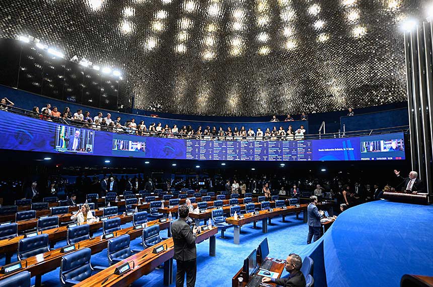 À tribuna, em discurso, senador Jaques Wagner (PT-BA). O parlamentar registra a presença dos estudantes.