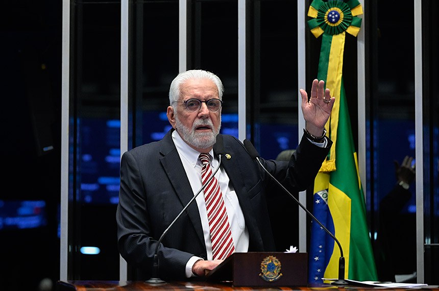 À tribuna, em discurso, senador Jaques Wagner (PT-BA).
