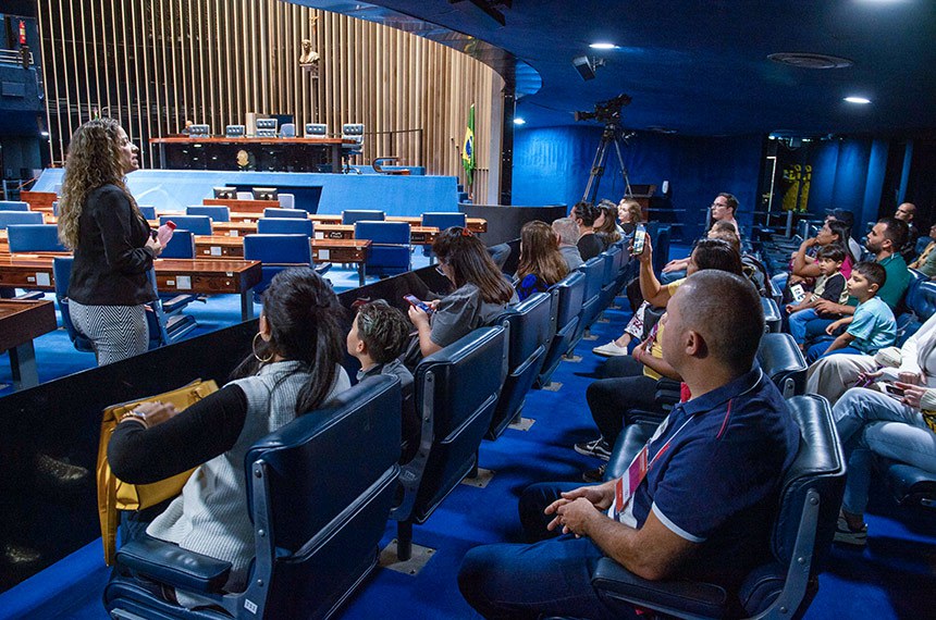 Fora do recesso parlamentar, as visitas ao Congresso Nacional podem ser realizadas em dias úteis (exceto terças e quartas-feiras), aos finais de semana e feriados, das 9h às 17h. A cada 30 minutos é iniciado um tour com no máximo 50 visitantes presentes.